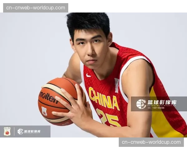 广州龙狮主场球迷齐声高唱，为受伤离场球员送上祝福