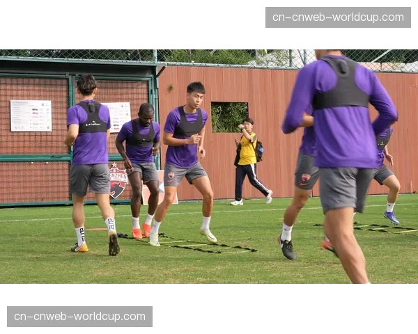 意甲俱乐部开放训练日，数千球迷到场观看球员训练